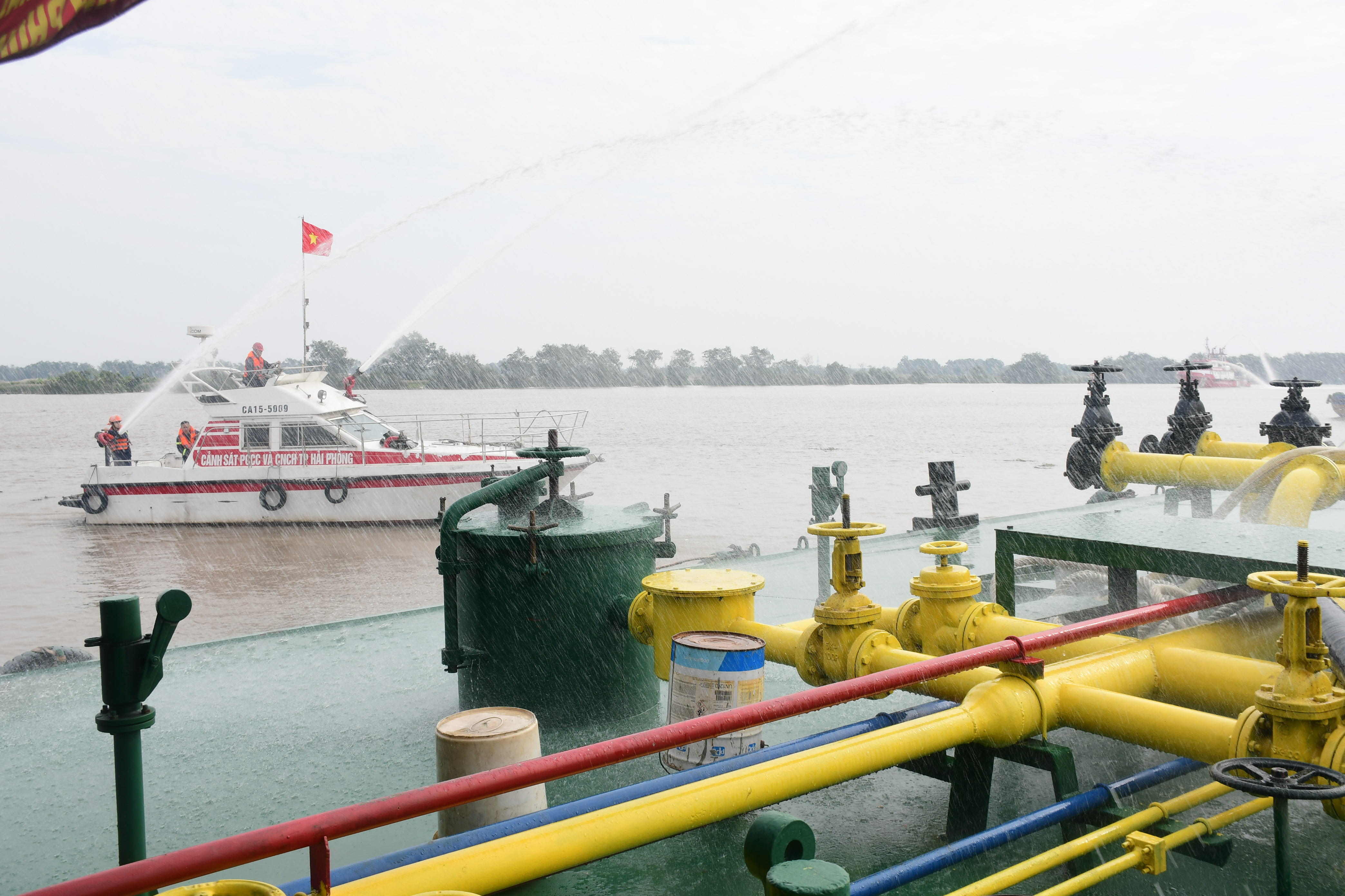 Diễn tập chữa cháy tàu chở dầu tại cầu cảng Công ty cổ phần vận tải và dịch vụ Petrolimex Hải Phòng